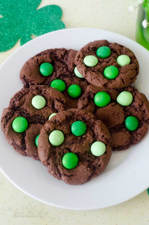 St. Patrick's Day Recipes:: Mint Chocolate Chip Cookies by Love The Day