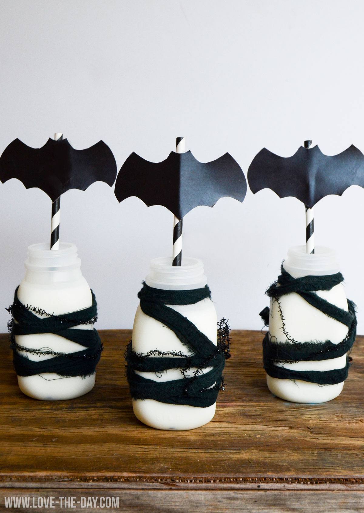 Free bat printables:: decals & halloween straws