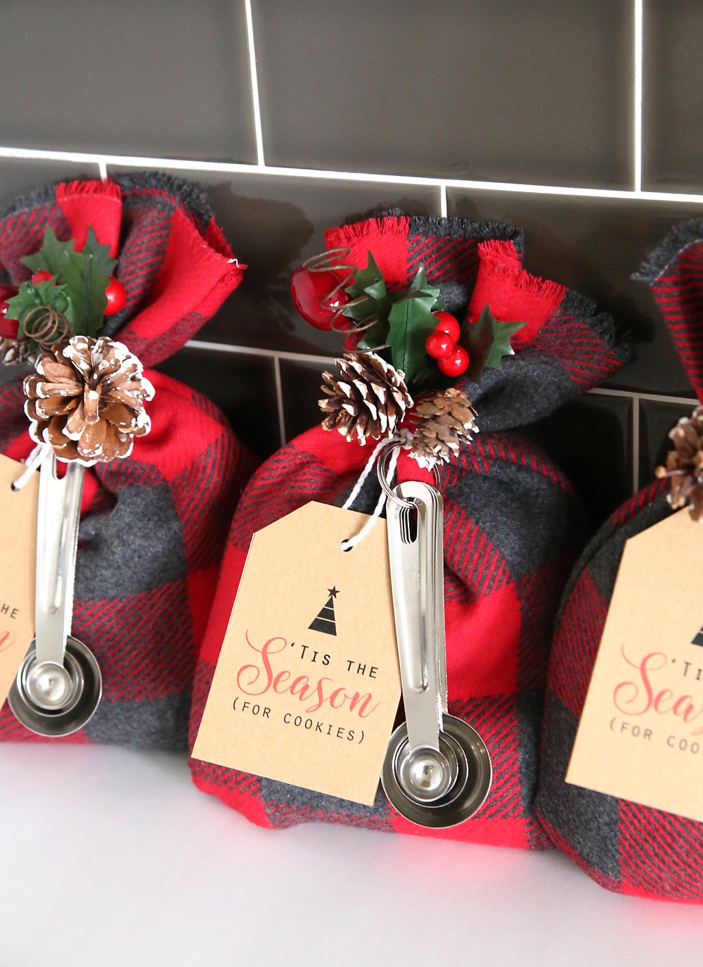 25 Fun & Simple Gifts for Neighbors this Christmas