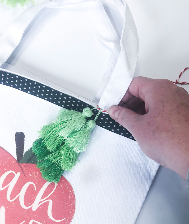 DIY Teacher Tote Bag by Lindi Haws of Love The Day